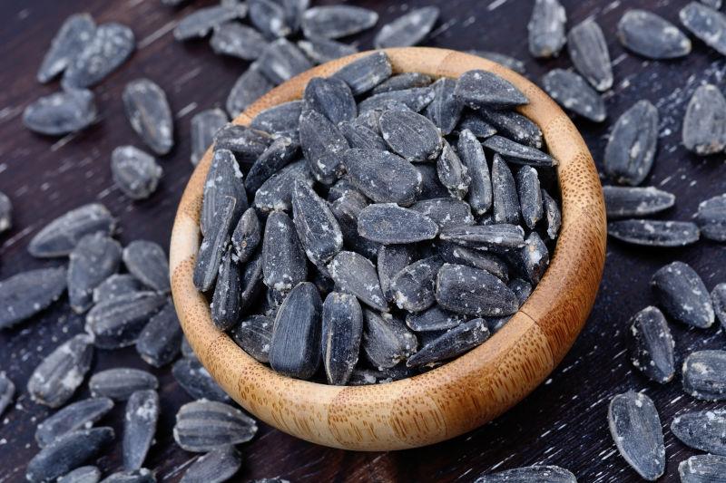 碗里的黑色葵花籽