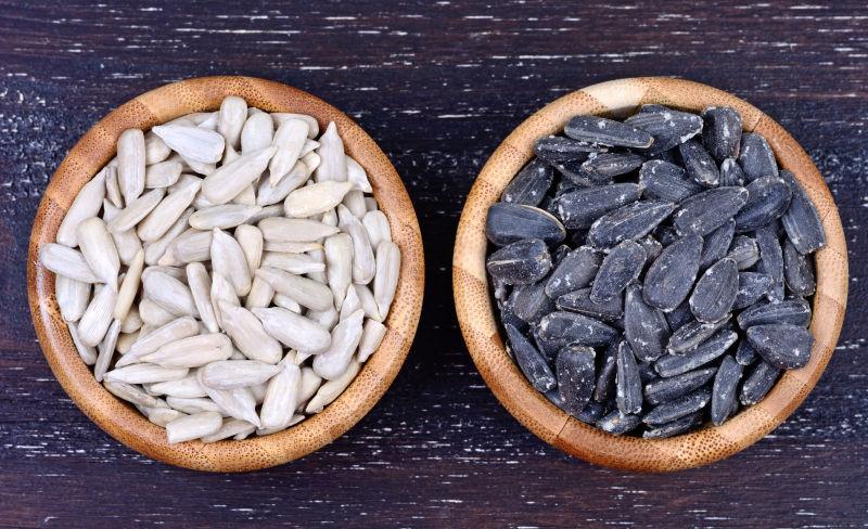 木桌上的黑色和白色葵花籽