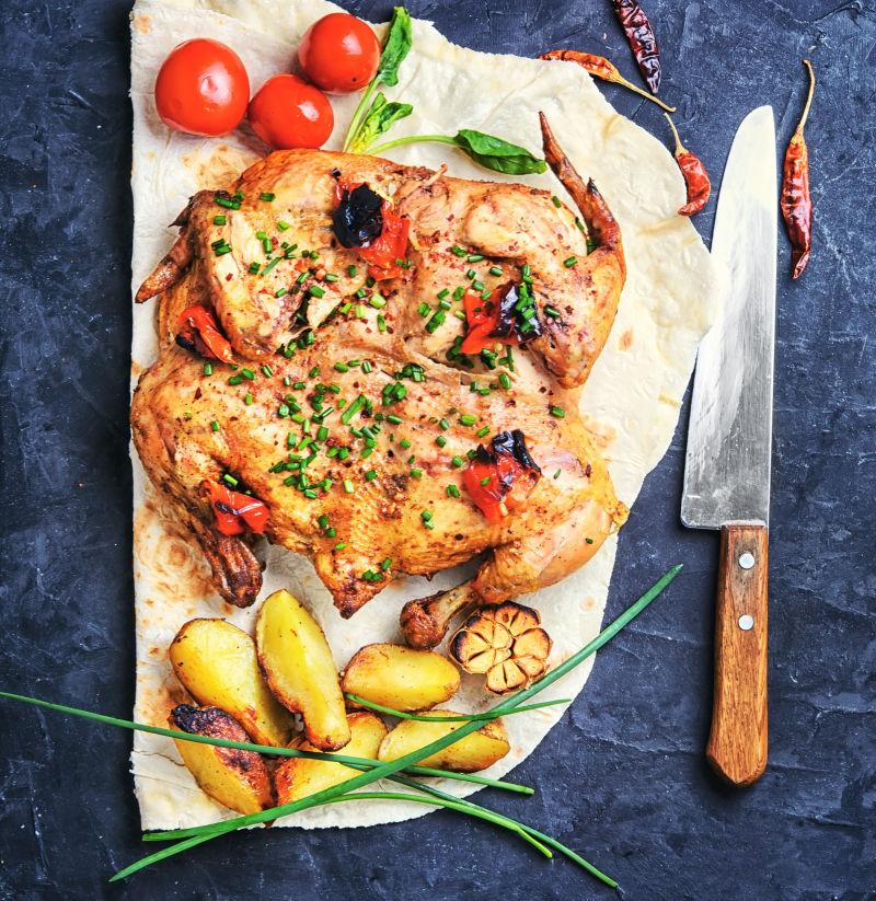 平底锅烧鸡和刀子