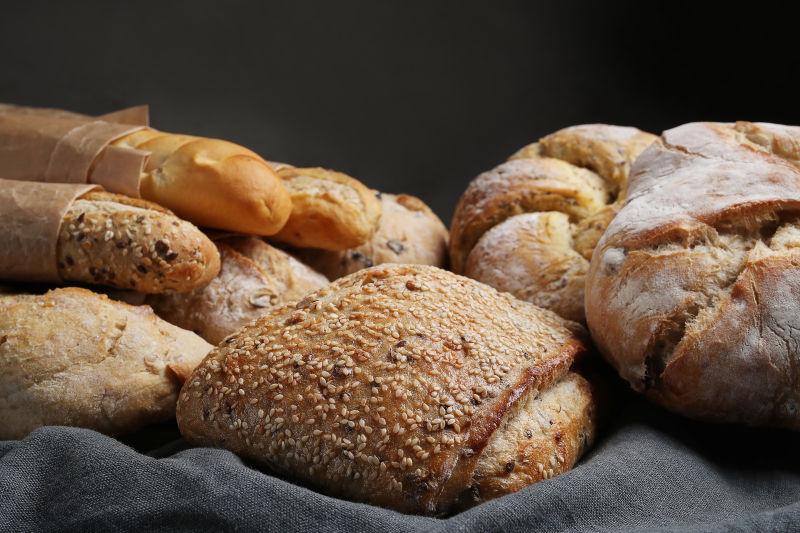 桌上各种烘焙面包