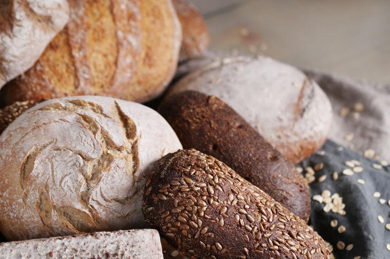 桌子上的烘焙面包