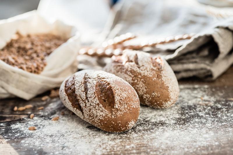 桌子上的有机面包