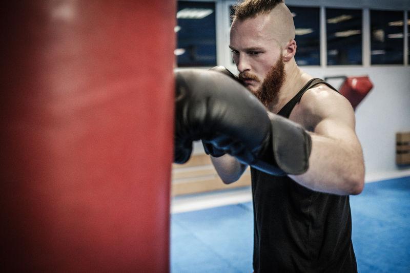 拳击运动员在健身房练习拳击
