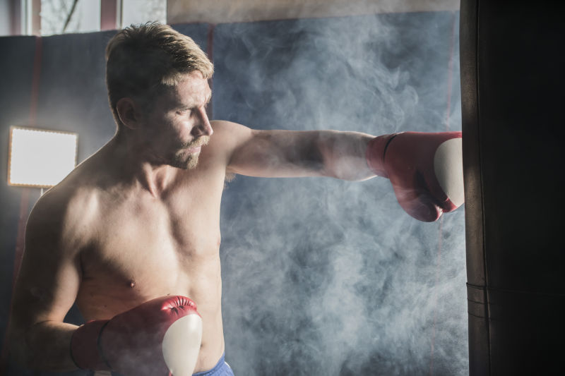 拳击手在健身房练习击球速度袋