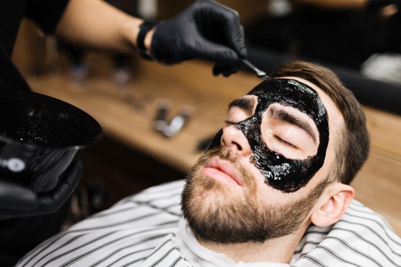 女人给男人做皮肤护理