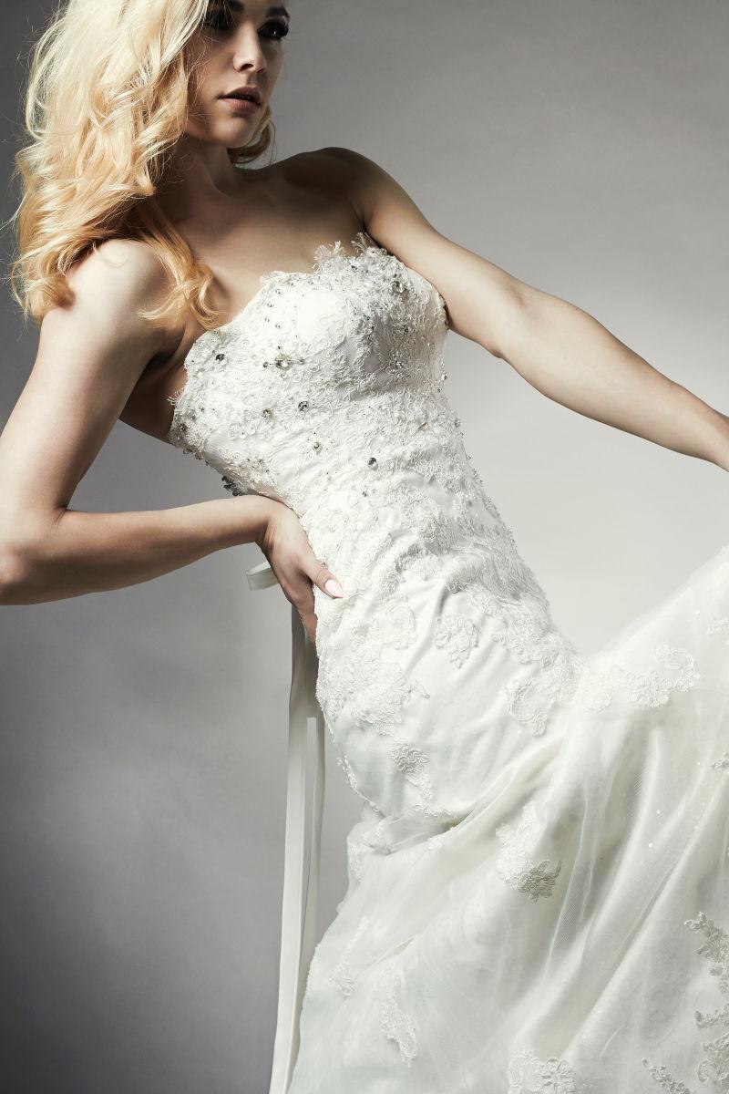 穿着奢华婚纱的模特