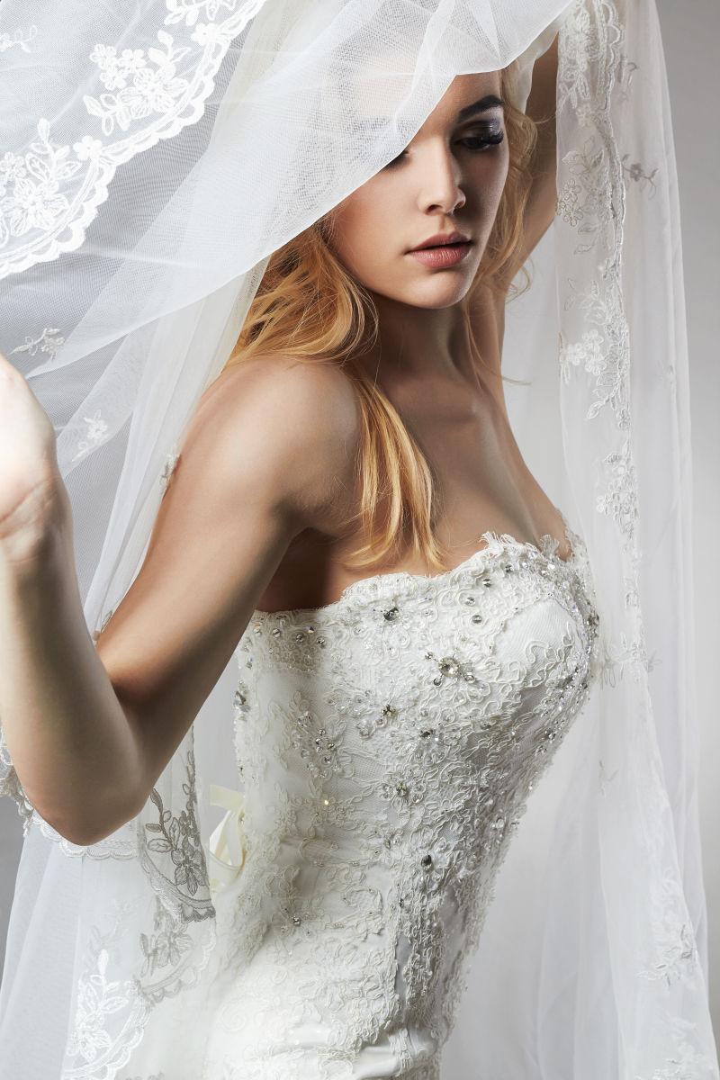 披着洁白面纱的新娘