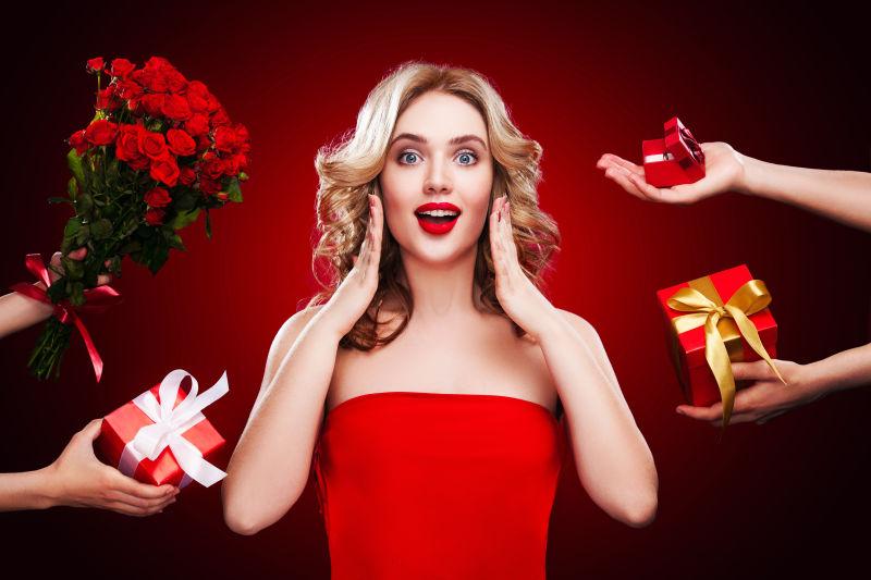 收到很多礼物和鲜花年轻漂亮的金发女人
