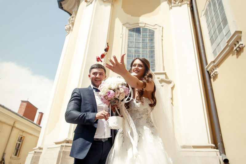 豪华背景前的新郎新娘