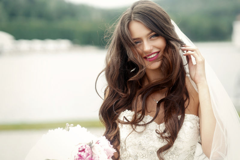 面带笑容的新娘