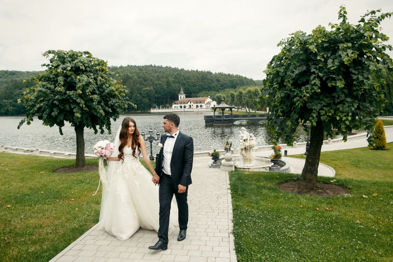 浪漫背景前的新婚夫妇