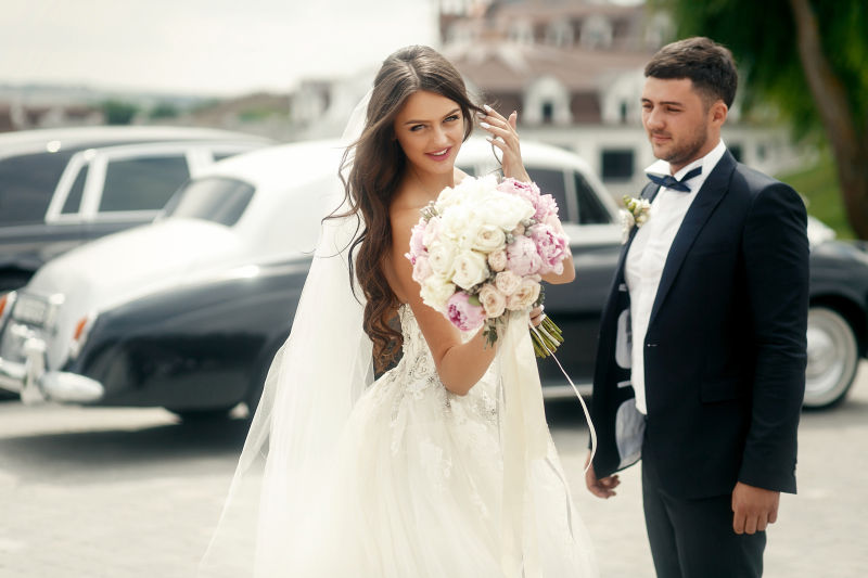 新娘手捧着美丽的花束