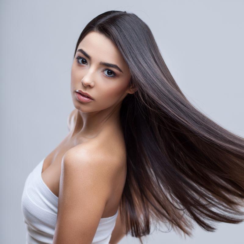 黑色秀丽的长发的美丽女孩