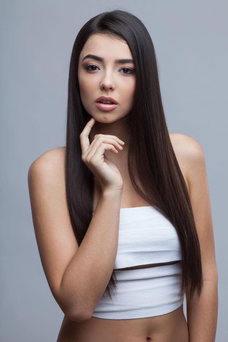 拥有长长的黑色的健康头发的美丽女孩