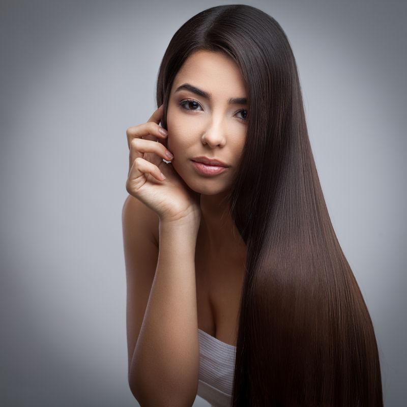 健康的秀丽长发的美丽女孩