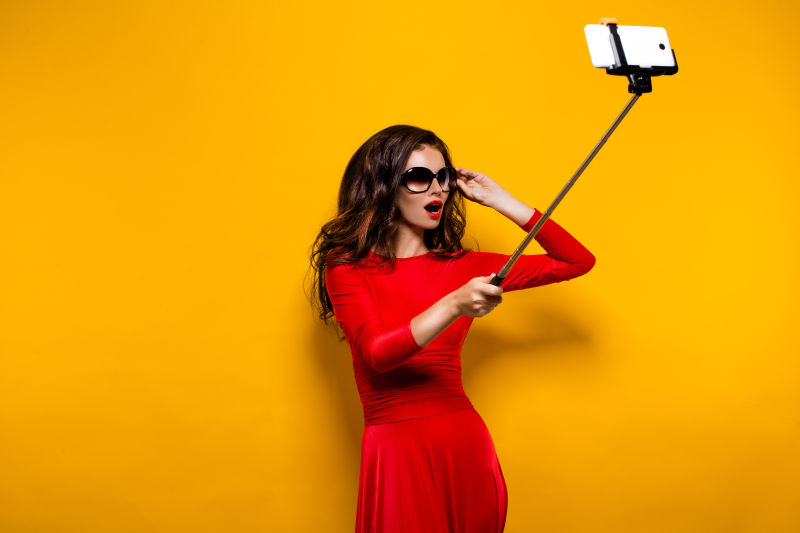 戴着太阳镜自拍的红衣美女