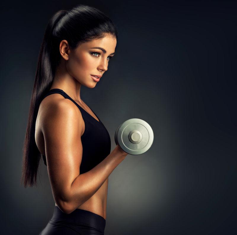举重哑铃的健身女人