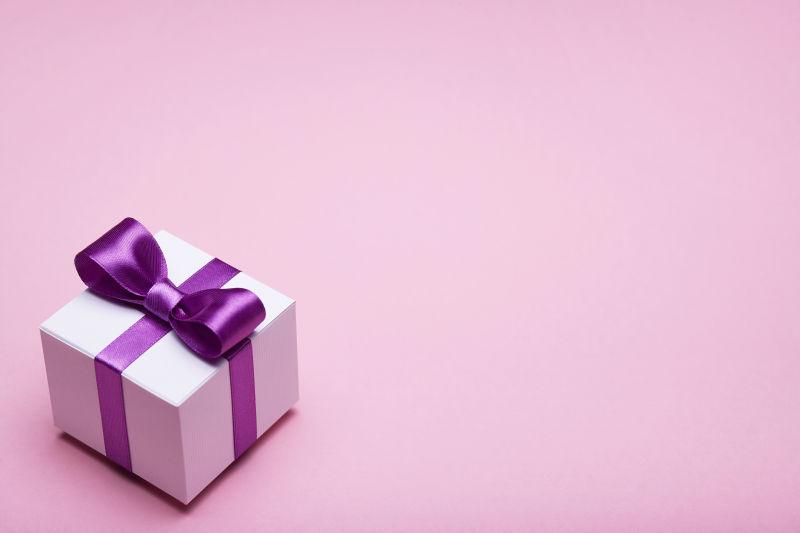 粉红色背景礼品盒