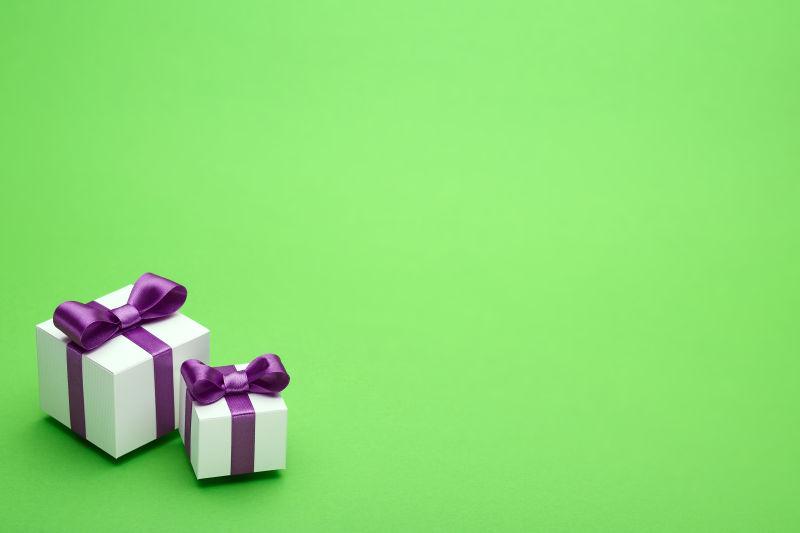 绿色背景下的节日礼物