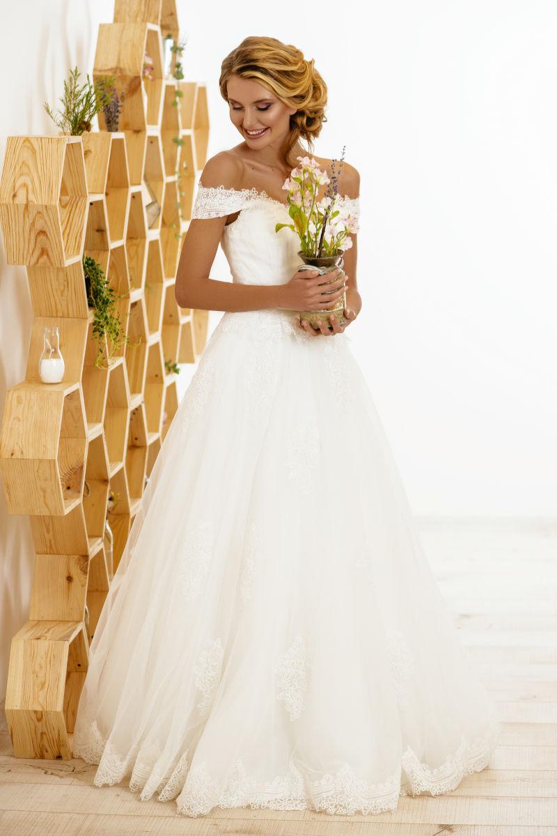 拿着花束的金发新娘