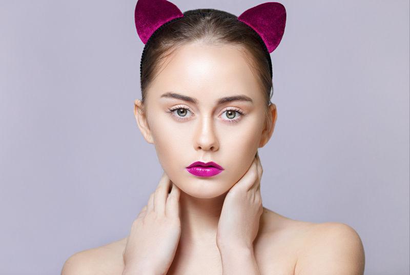 美女的紫色嘴唇