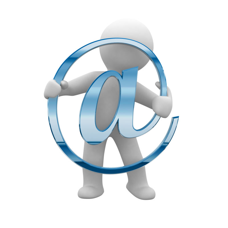 小人物拿着一个大银色的电子邮件符号