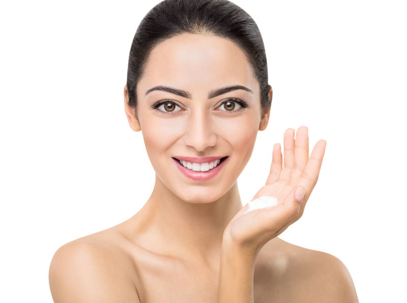 准备涂抹面油的美女