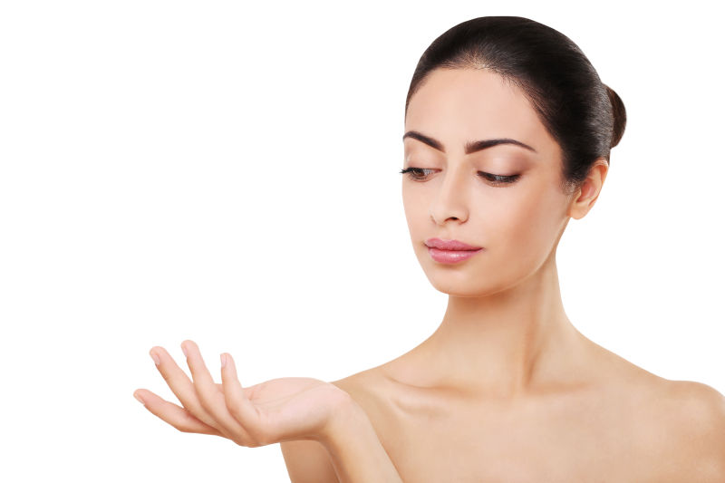 白色背景下的美女看向右手方