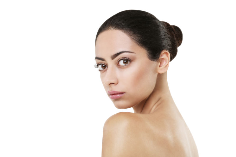 头转向左侧的美女