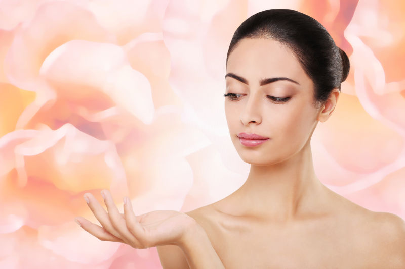 看向右手的印度美女