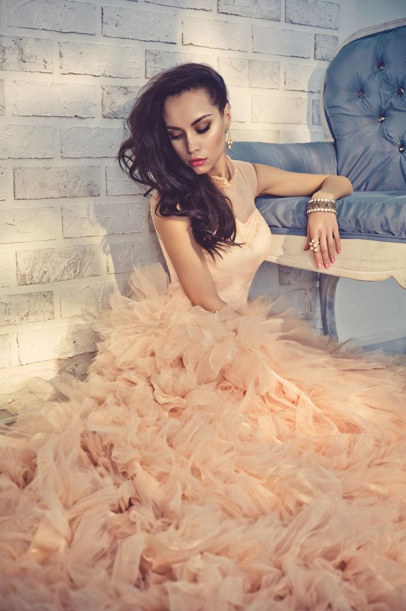 穿时尚粉色礼服的美女