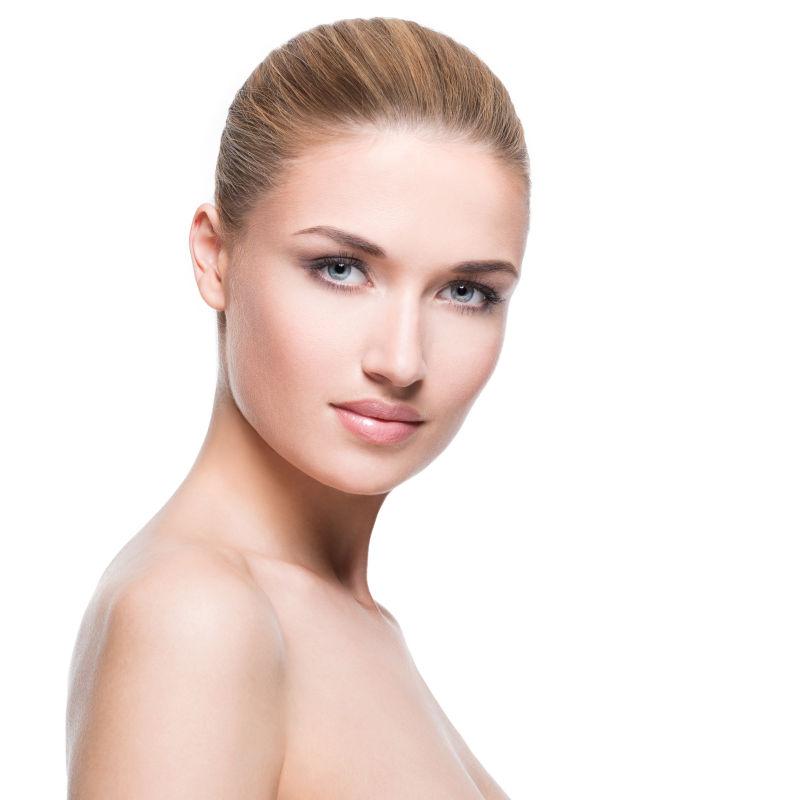 白色背景上一个年轻的金发女人