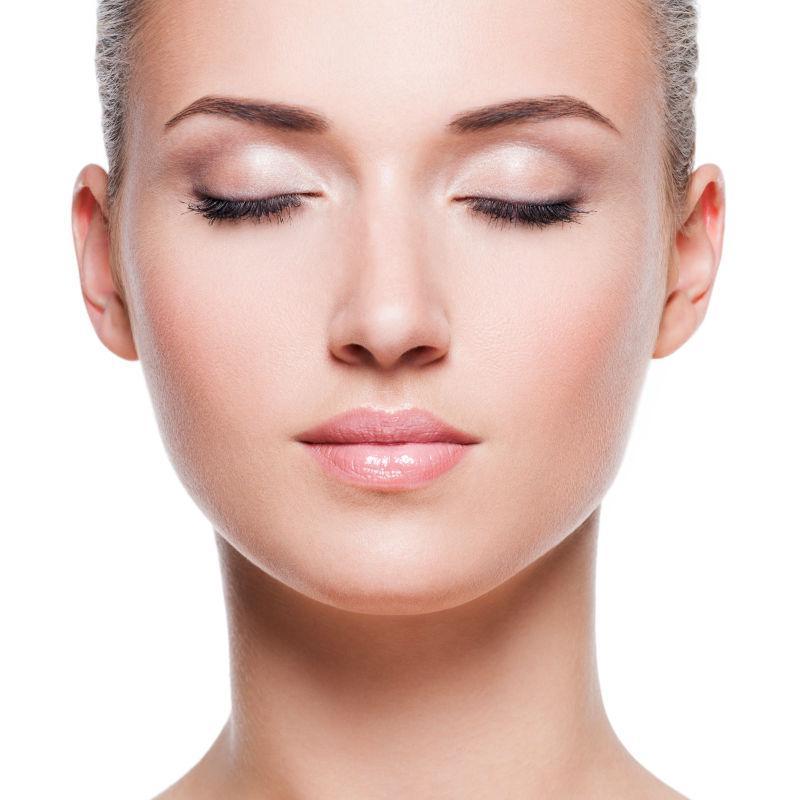 白色背景上闭着眼睛的年轻女人特写