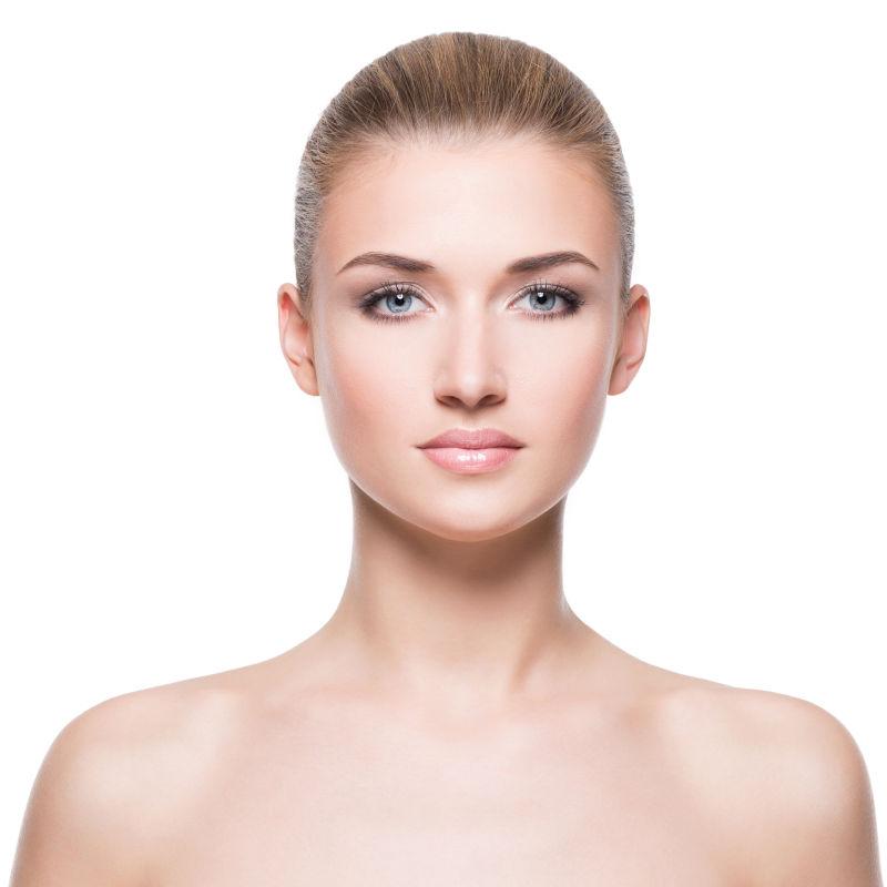 白色背景上年轻的金发女郎