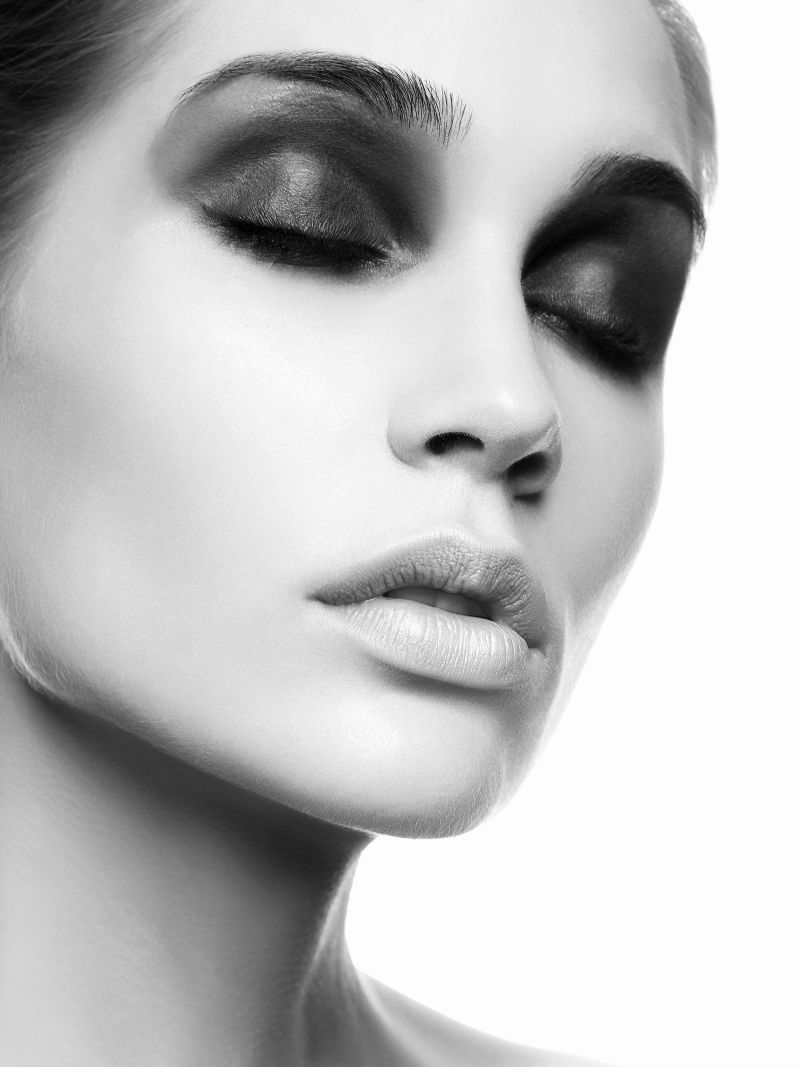 画着眼影的美女闭着眼睛