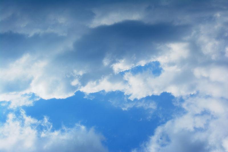 白云密布的美丽的天空