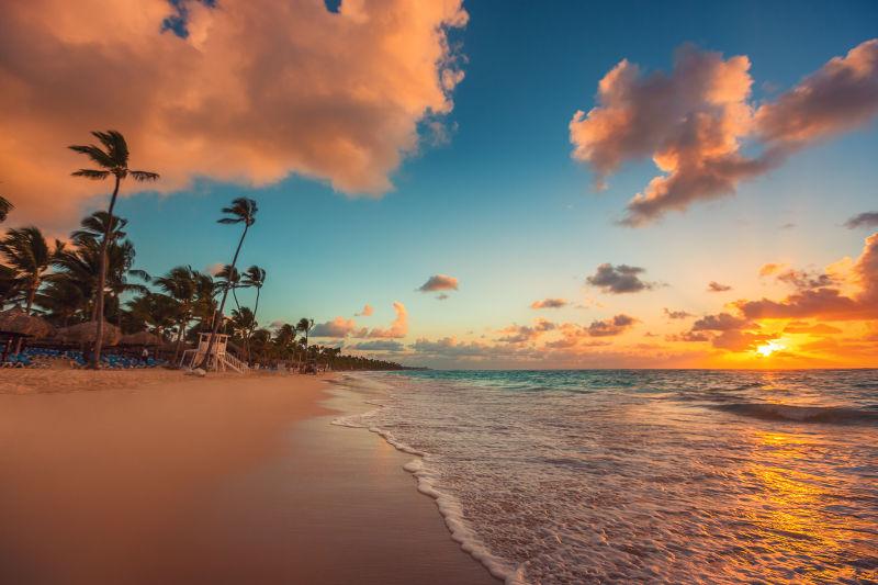 日落时分平静的海滩