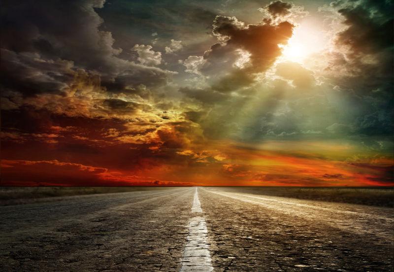 日落时的柏油路