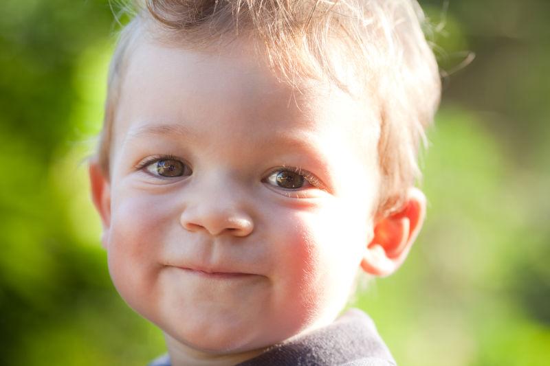 在花园里可爱的孩子