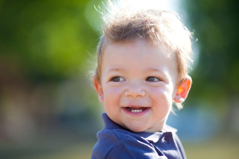 在花园里开心的笑着的孩子