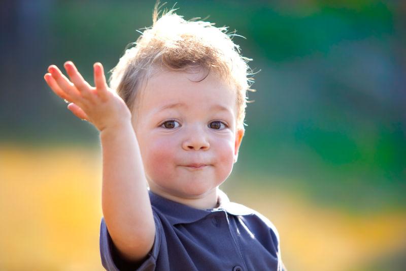 快乐的金发孩子在公园里