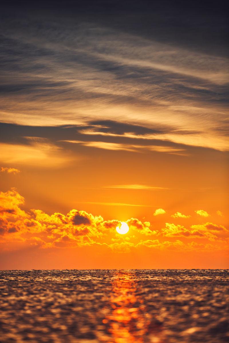 日出时分平静的海面