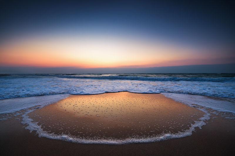 日出时沉寂的海平面
