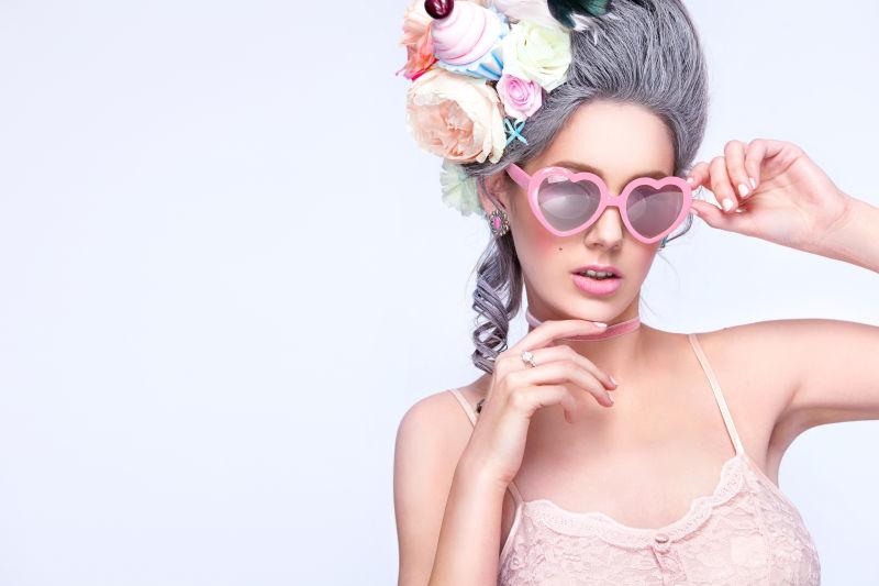 性感的美女头发上装饰着美丽的花束发饰