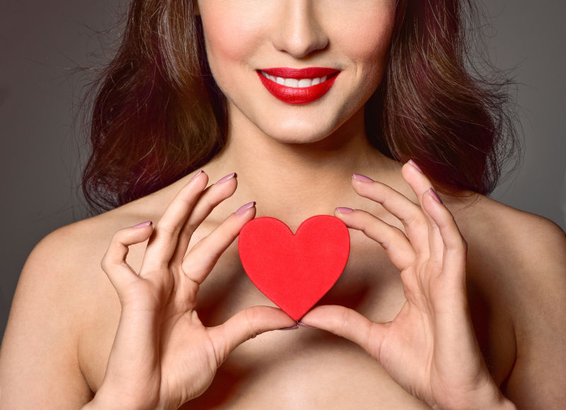 拿着小爱心的性感美女