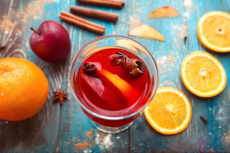 木制背景下自制水果香料红酒