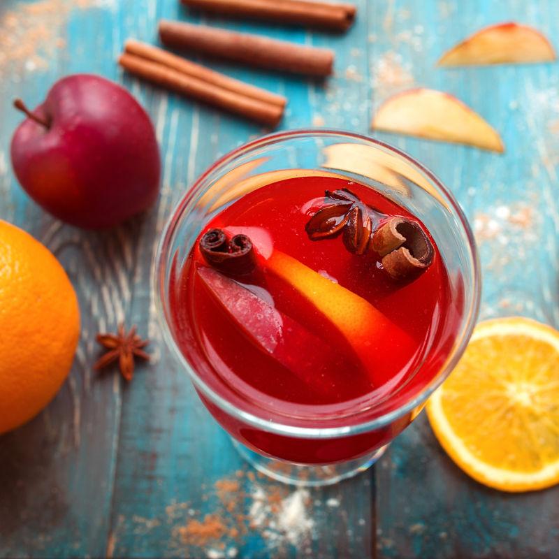 木制的橙子与红酒