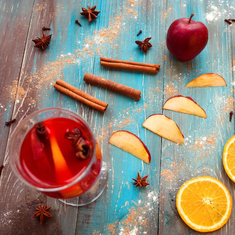 木制的切半水果与肉桂和葡萄酒