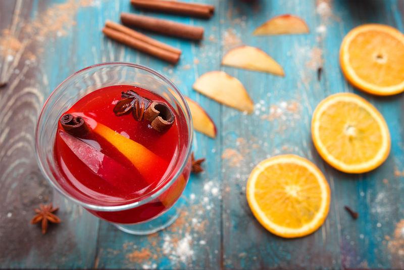 切半的橙子和葡萄酒与香料