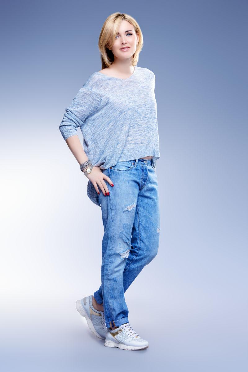 衣着舒适有活力的金发女人